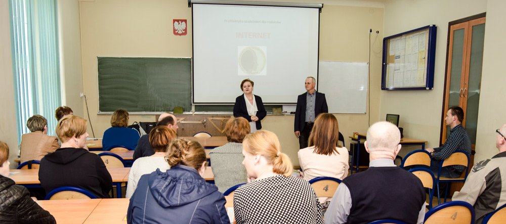 O cyberprzemocy i uzależnieniu od komputera – rozmowa terapeuty z rodzicami naszych uczniów