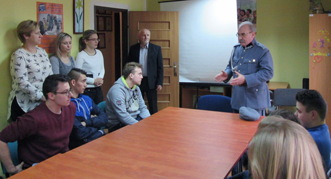 Lekcja patriotyzmu w Hufcu Pracy w Wieruszowie