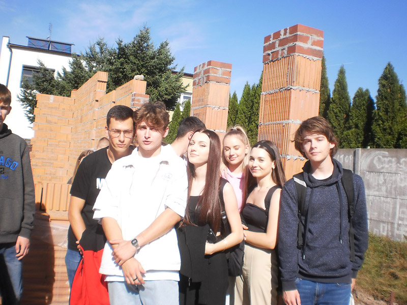 Uczniowie technikum budowlanego na budowie remizy OSP w Wieruszowie