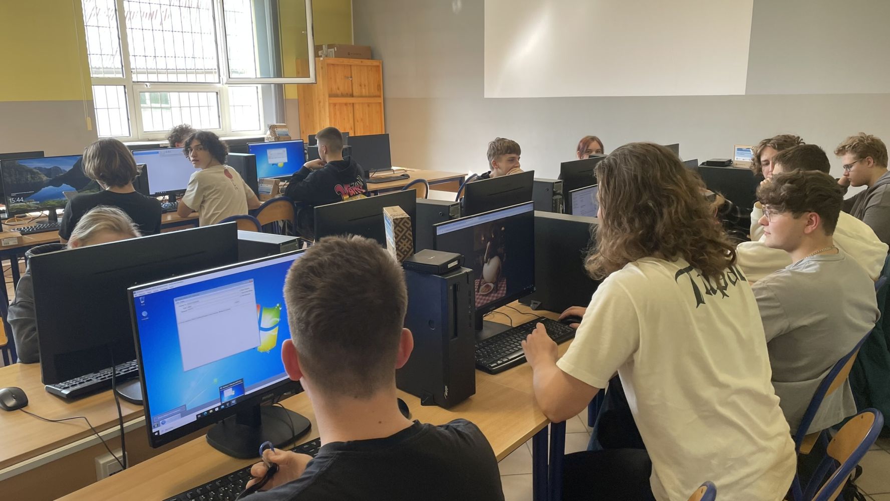 „Warsztaty Akademia sieci komputerowych MikroTik” – praktyczna wiedza dla uczniów