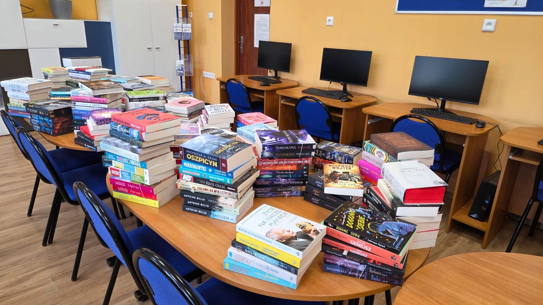 Nowe książki w Bibliotece Zespołu Szkół Ponadpodstawowych  im. Stanisława Staszica w Wieruszowie – zakupione w ramach NPRCz 2.0