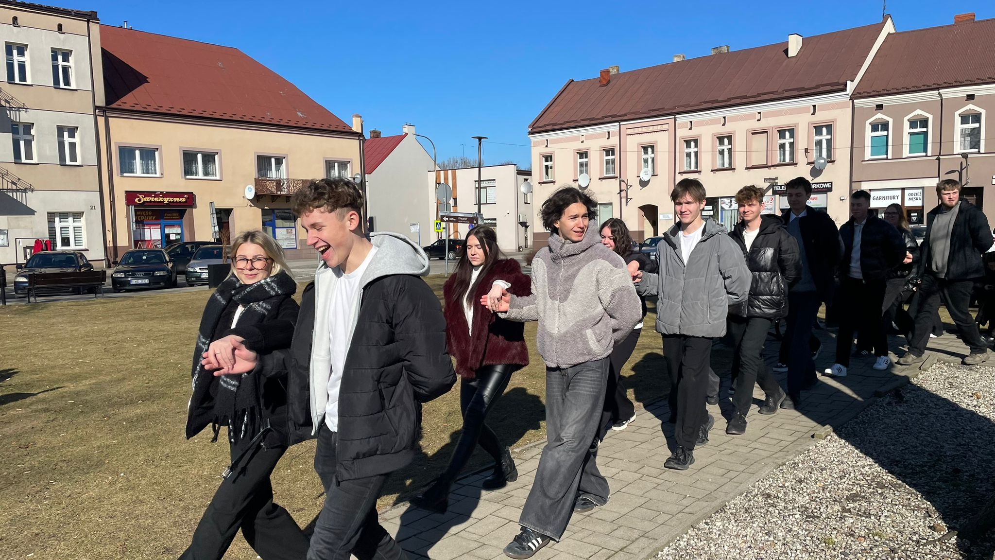 Uczniowie Staszica zatańczyli poloneza na&nbsp;Rynku w&nbsp;Wieruszowie